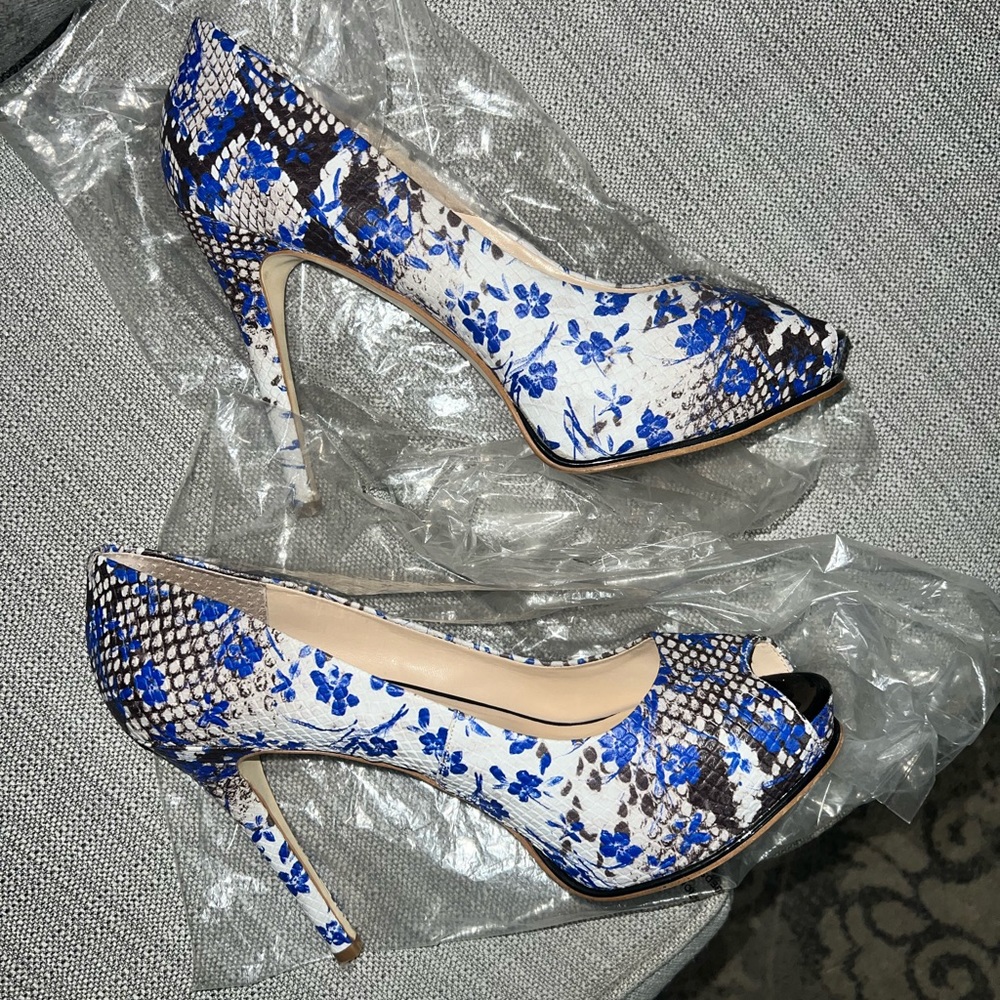 Guess pep toe pumps